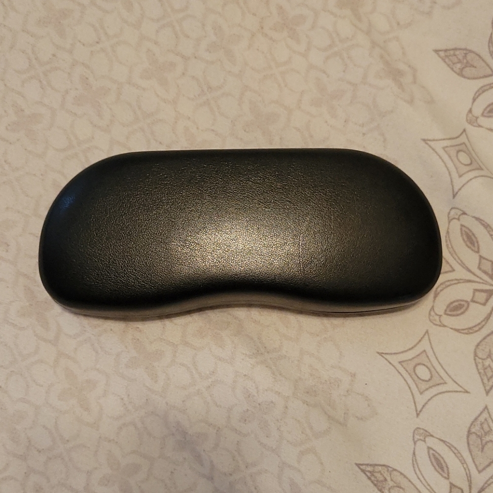 Ray Ban glasses case 🙋🏾‍♀️ - Picture 3 of 4